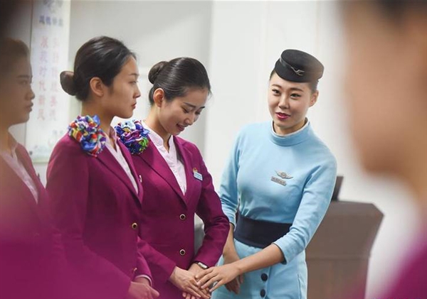 备战2017春运 空姐手把手教授高姐服务礼仪