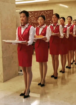 优雅的流动艺术 实拍酒店服务生上菜礼仪的规范与美感